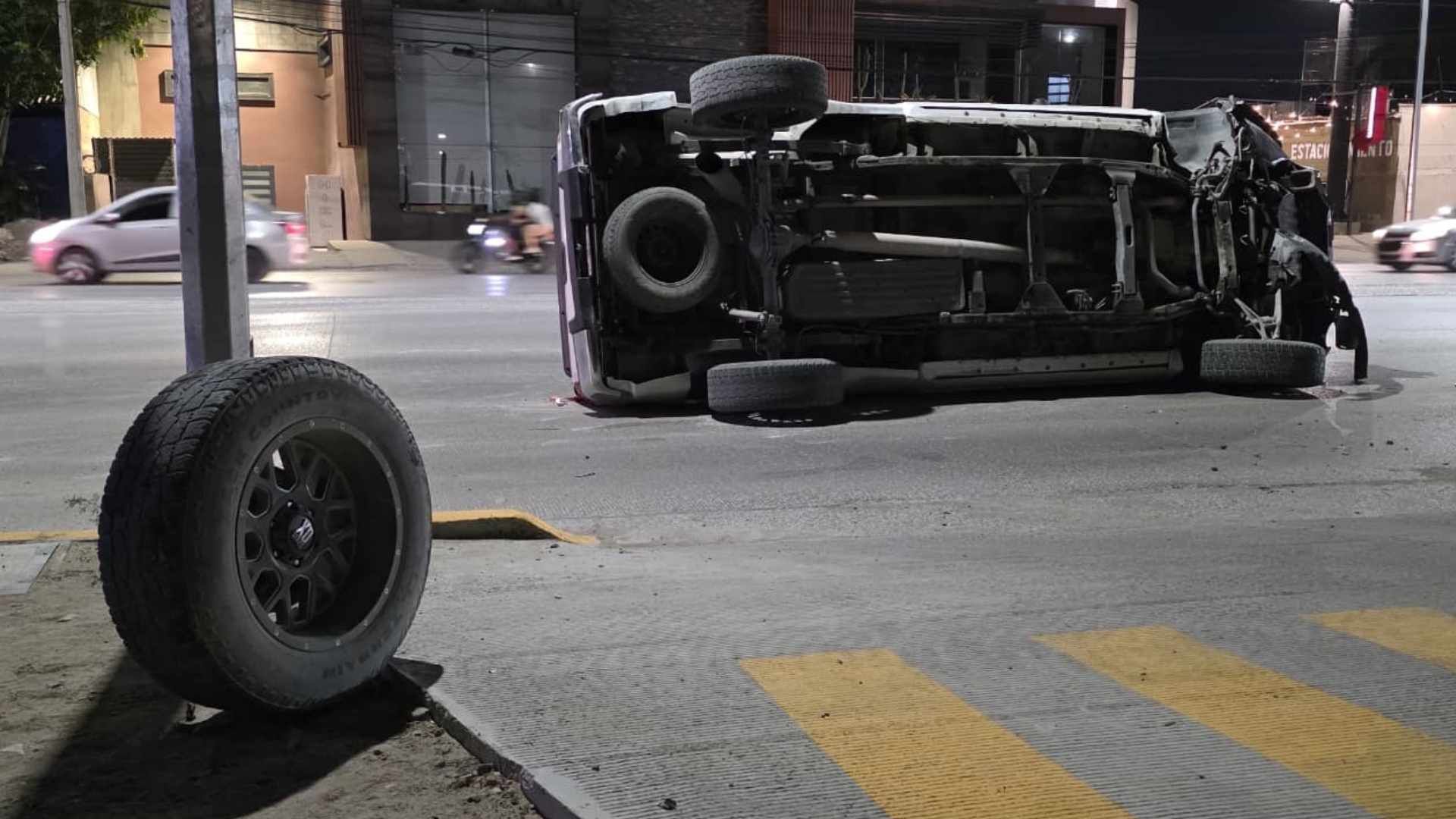 Conductor pierde el control y vuelca en Ciudad Juárez